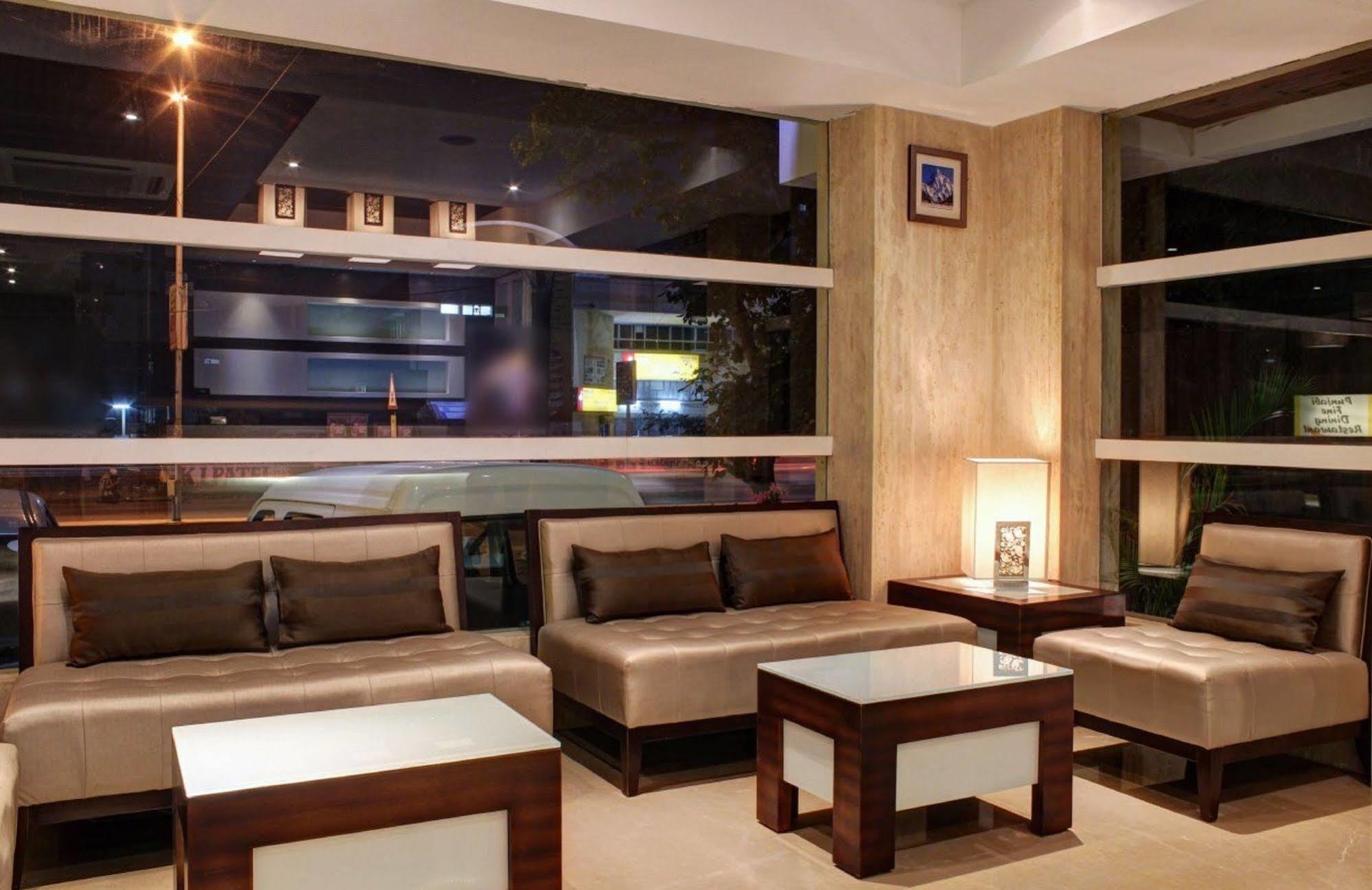 Oyo 1545 Hotel Shivani International Ahmedabad Luaran gambar