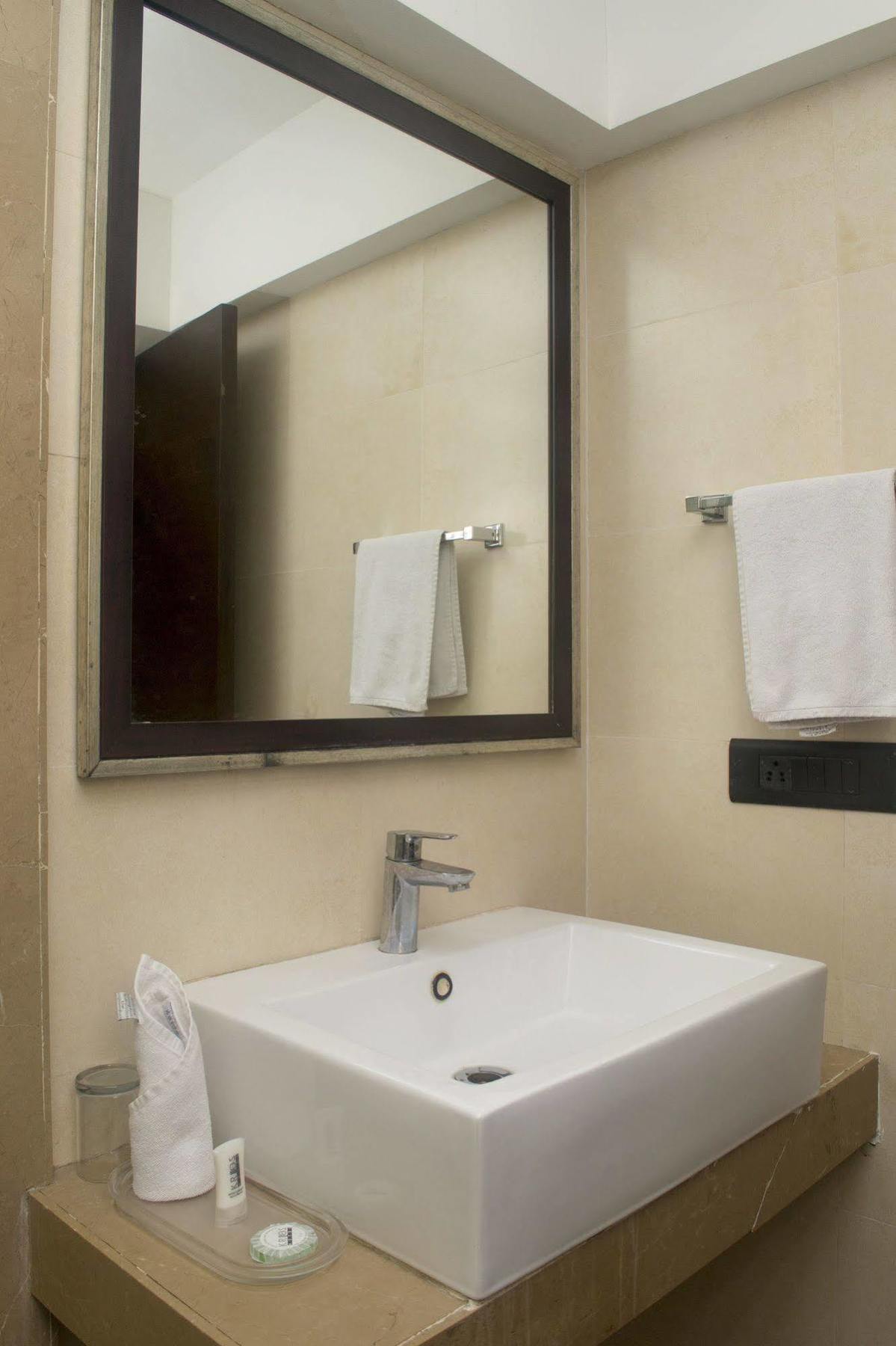 Oyo 1545 Hotel Shivani International Ahmedabad Luaran gambar